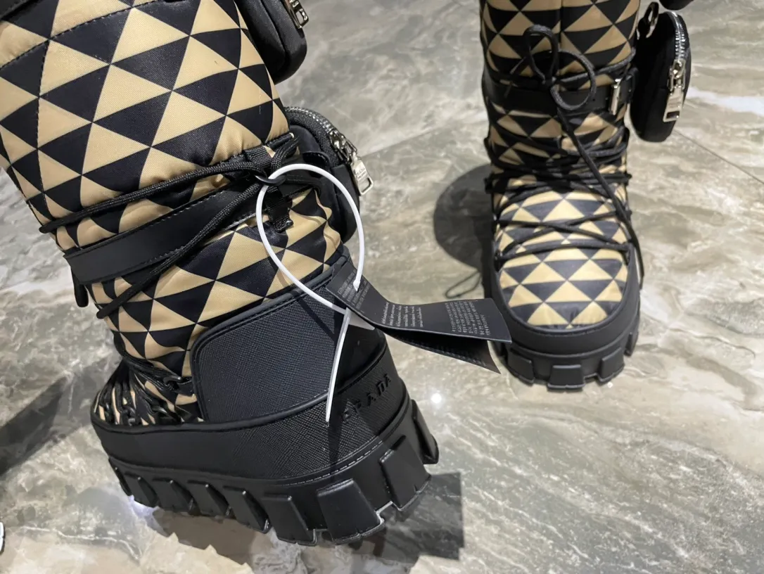 👟👟Ex-factory price 880👟👟 The highest version on the market, Prada's king style, snow boots, ski boots, fat and cute, so cute →_→ From the Prada limited series, unique. Shiny nylon Oblique upper with criss-cross straps for an ideal fit. The boots are made of technical fabric and have a short-cut version. They can be worn in the city or in the mountains. They make the calves slimmer, taller, warmer and have a concave shape. The boots and soles use the original waterproof effect. The size is 35-40. 41Customized